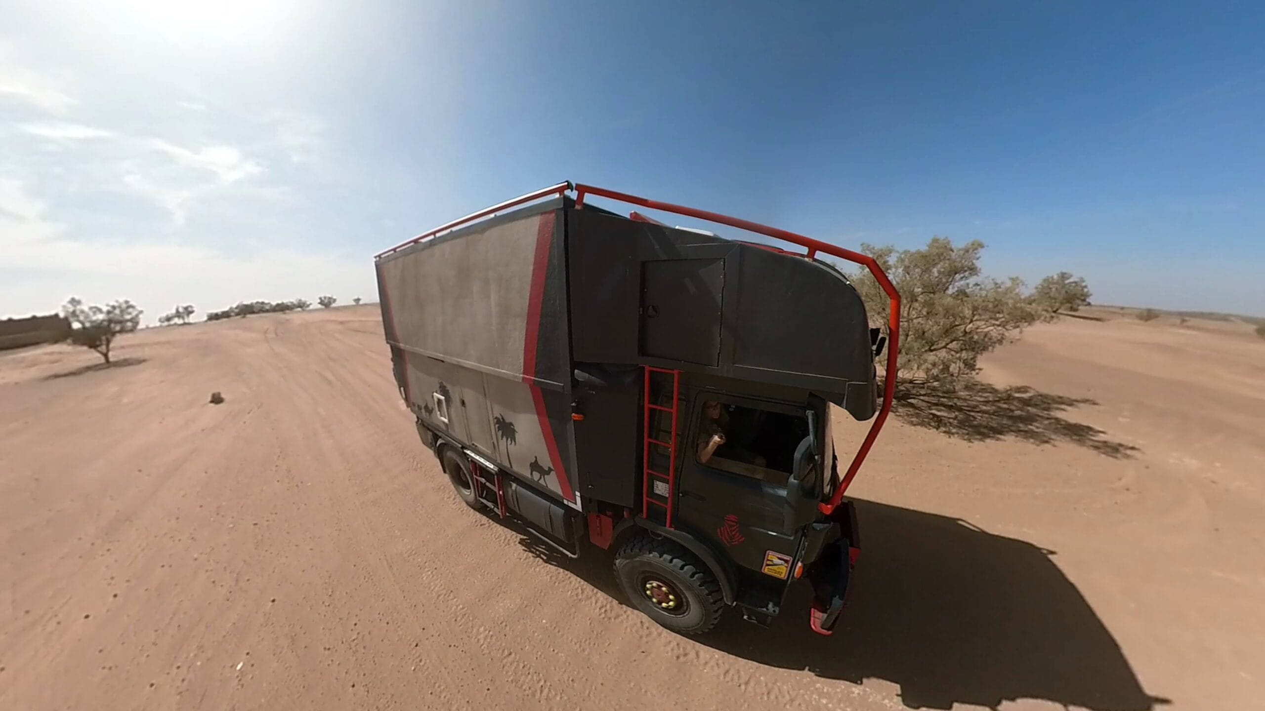 Péripéties sur une piste en camion 4X4 aménagé camping car !