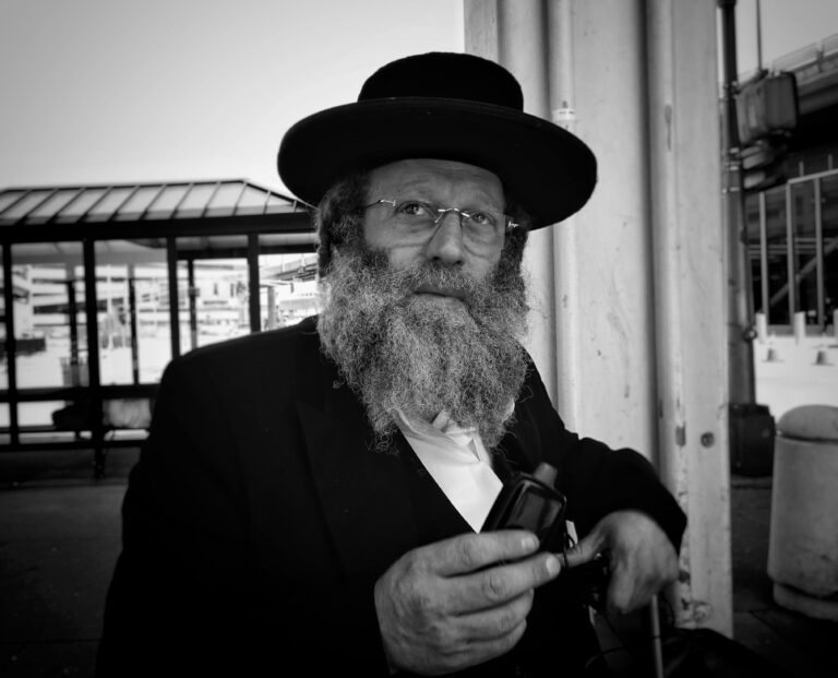 “La vanlife : quand l’aventure et le confort se rencontrent dans un camion aménagé solaire tendance !”