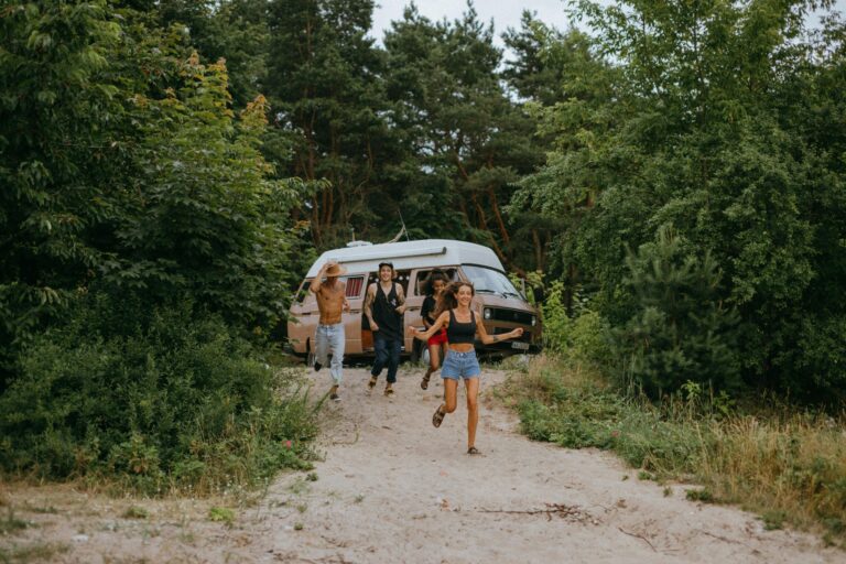 “7 astuces pour une vanlife réussie : comment être tendance en camping-car grâce au solaire et aux camions aménag