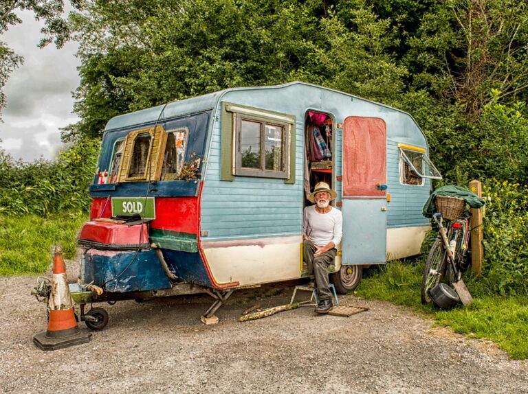 “La vanlife : entre aventures sur la route et défis techniques, l’humour est toujours au rendez-vous !”